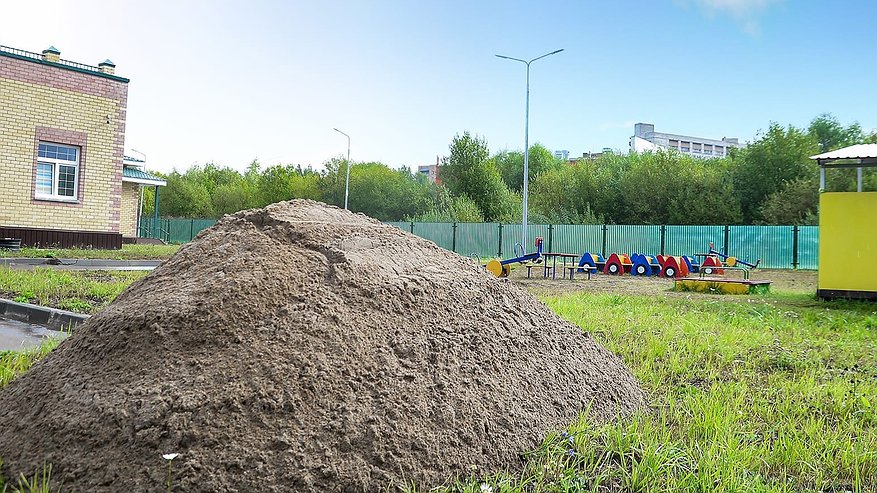 Главная картинка новости: «Уралхим» приобрел 125 тонн песка для детских садов Кирово-Чепецка