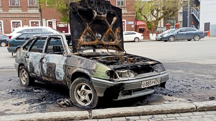 Главная картинка новости: В Кирове дотла сгорел автомобиль