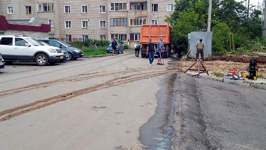 Главная картинка новости: «Вся грязь выносится на дорогу»: после жалоб кировчан проверили стройку на Красноармейской