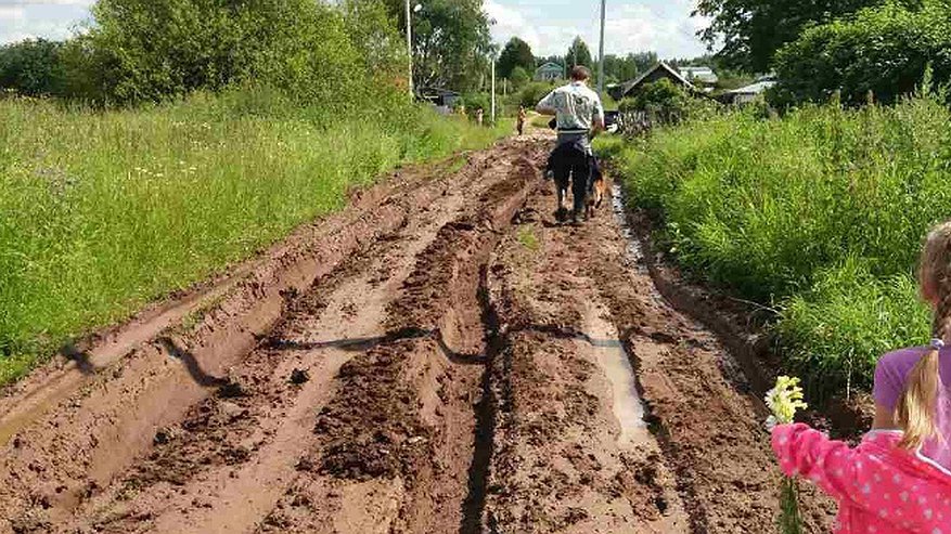 Главная картинка новости: В Кирове дети пойдут в школу по дороге из грязи