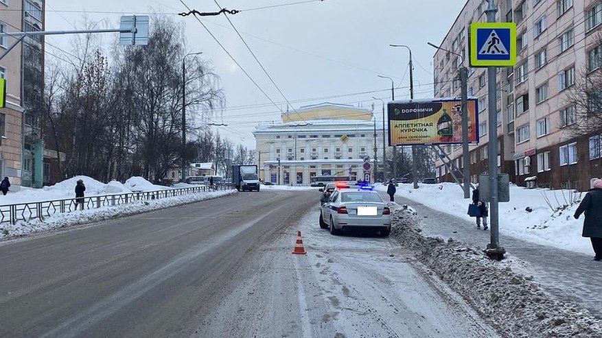 Главная картинка новости: В центре Кирова на пешеходном переходе сбили ребенка