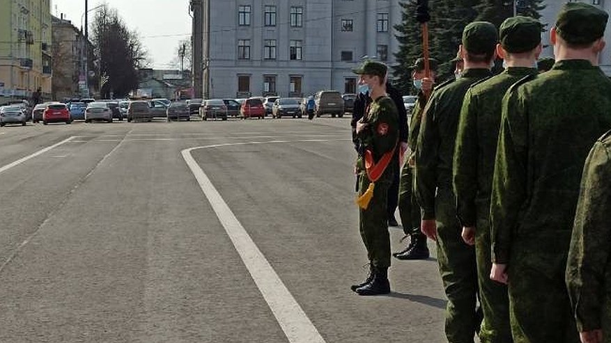 Главная картинка новости: Майские праздники могут продлить за счет новогодних: мнение кировчан