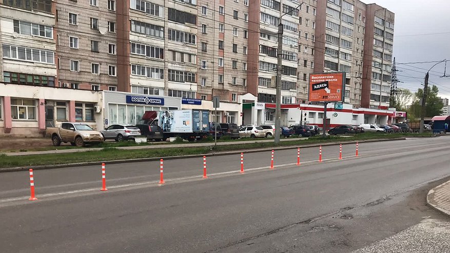 Главная картинка новости: У перекрестка на Московской у "Макси" установили сигнальные столбики