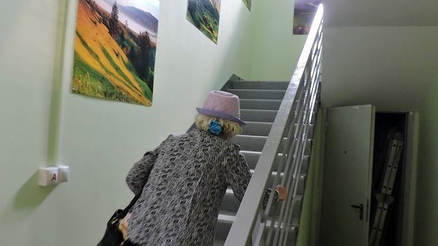 Главная картинка новости: Пьяный гость ударил пенсионерку ножом в живот