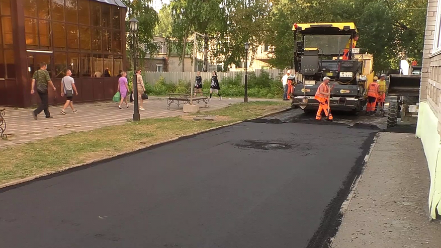 Главная картинка новости: Жалобы заставили чиновников отремонтировать тротуар до садика в Кирове