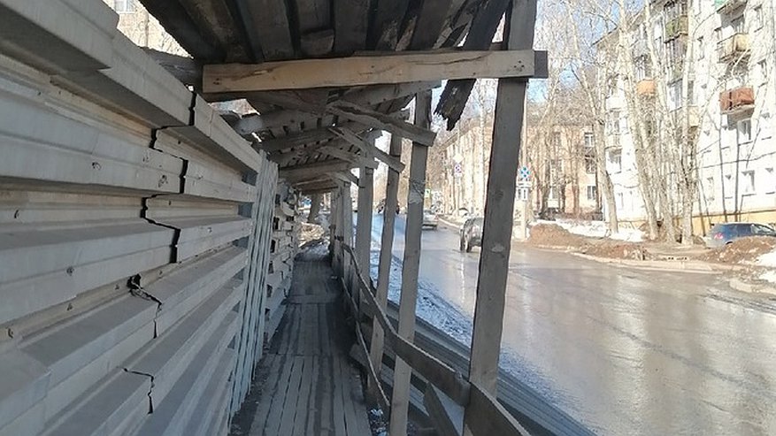 «Строение вот-вот развалится»: когда отремонтируют проход на Пугачева