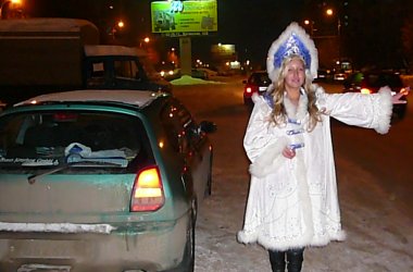Город Киров:Осторожно! Снегурочка на обочине!