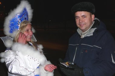 Город Киров:Осторожно! Снегурочка на обочине!