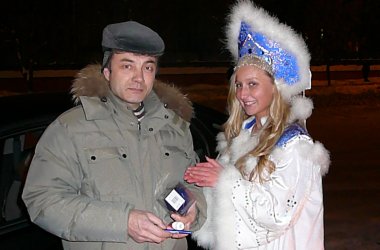 Город Киров:Осторожно! Снегурочка на обочине!