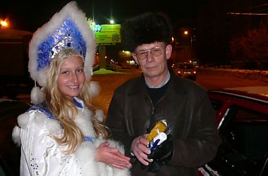 Город Киров:Осторожно! Снегурочка на обочине!