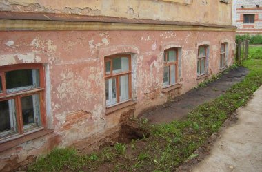 «Город Киров»:Провал на улице Урицкого: помочь жильцам некому