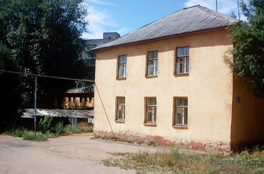 В городе числится более 400 ветхих домов, в них ютится 1800 семей