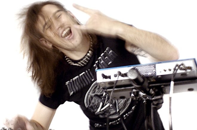 «Город Киров»:Ребята из кировской группы «Xe-NONE» сняли клип по принципу Do It Yourself